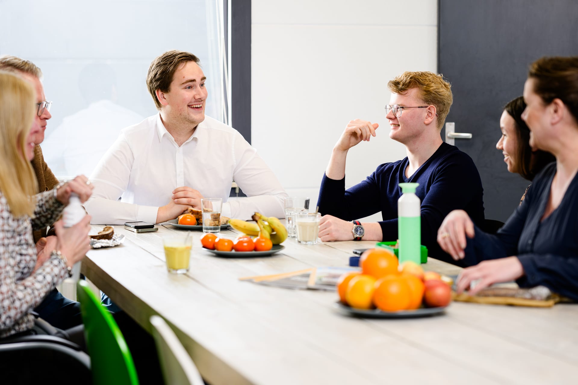 Collega's samen aan tafel tijdens de lunch