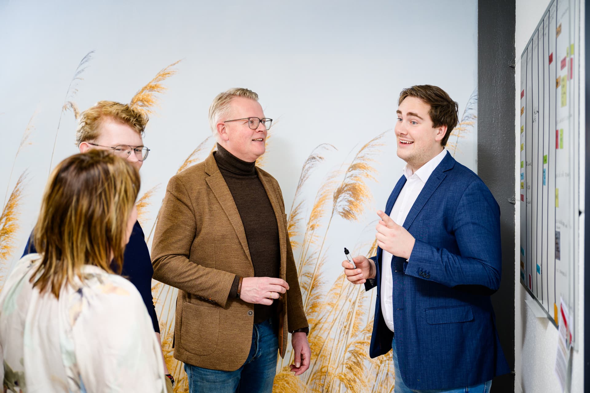 Collega’s van Werkgroup bij het whiteboard
