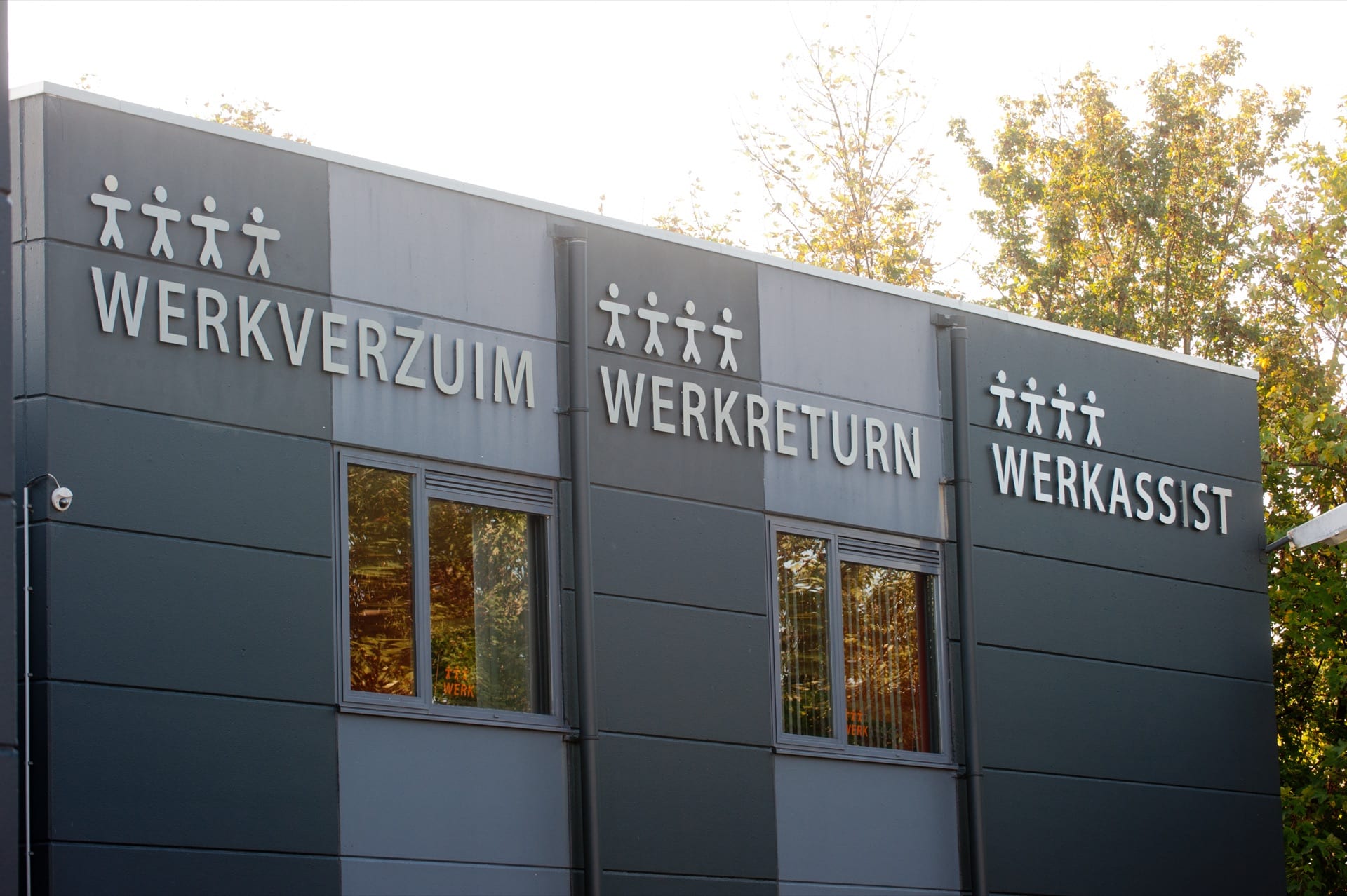 De gevel van het Werkgroup-pand met de labels Werkverzuim, Werkreturn en Werkassist